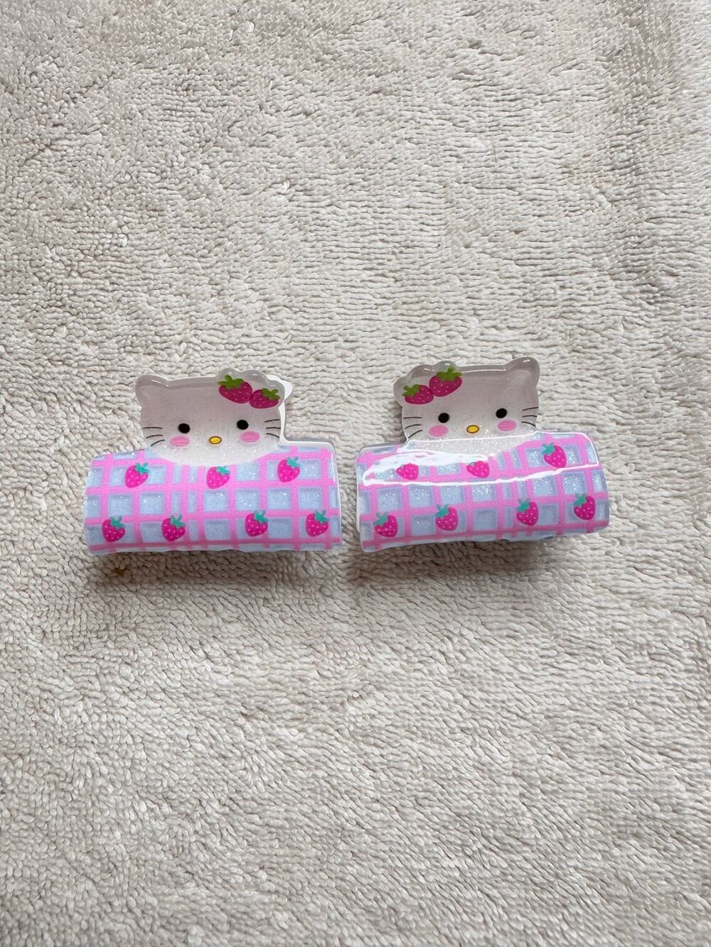 Hello Kitty strawberry small hair clips claws  pink  set of 2